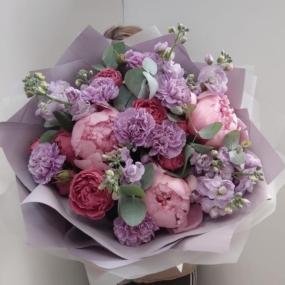 Букет из пионов, маттиолы, диантуса, кустовой пионовидной розы