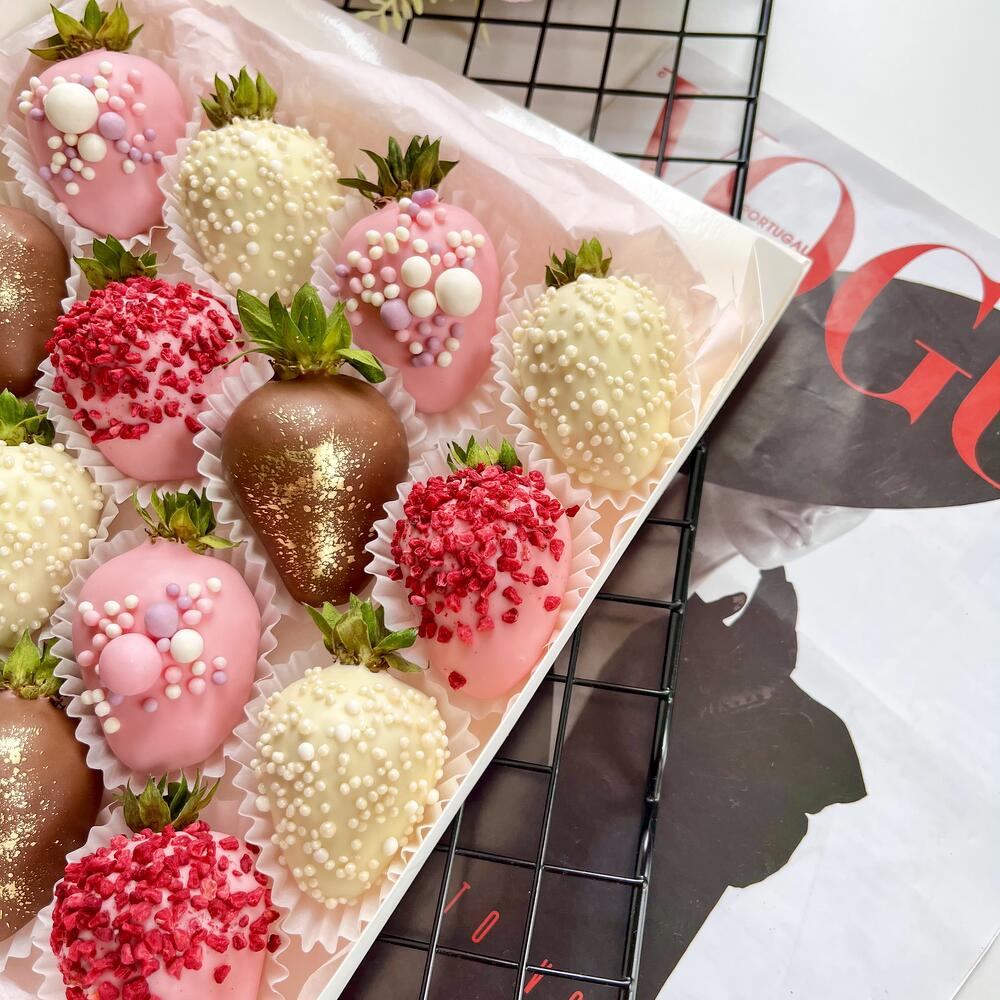 Клубника в шоколаде нежный микс подарок + подарок от Vivienne Sabo — румяна MACARON 16-20 ягод