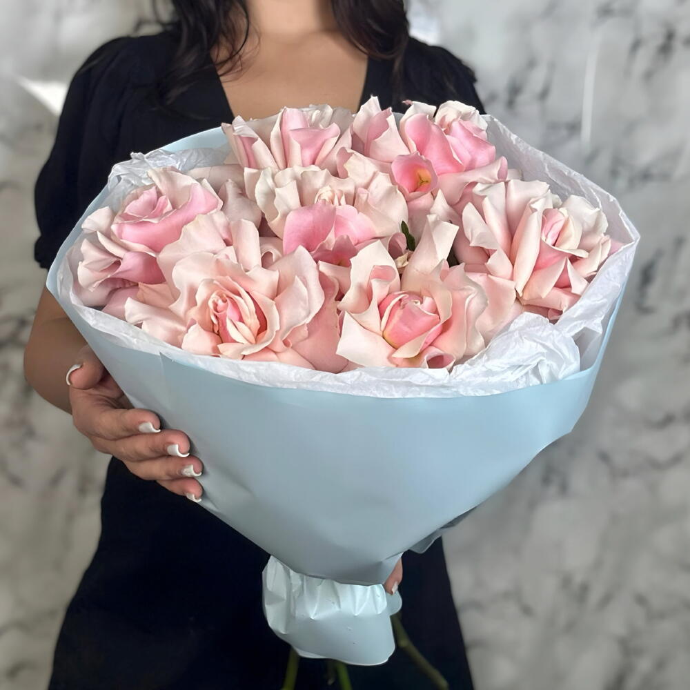 Розовые французские розы в небесно голубой упаковке 😍