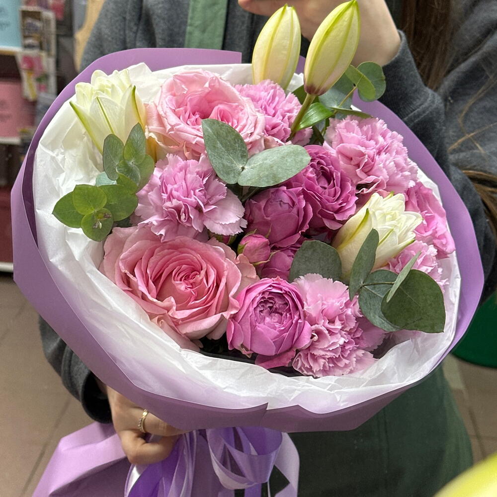 Букет сборный лилия, диантусы, розы кустовые и одноголовые