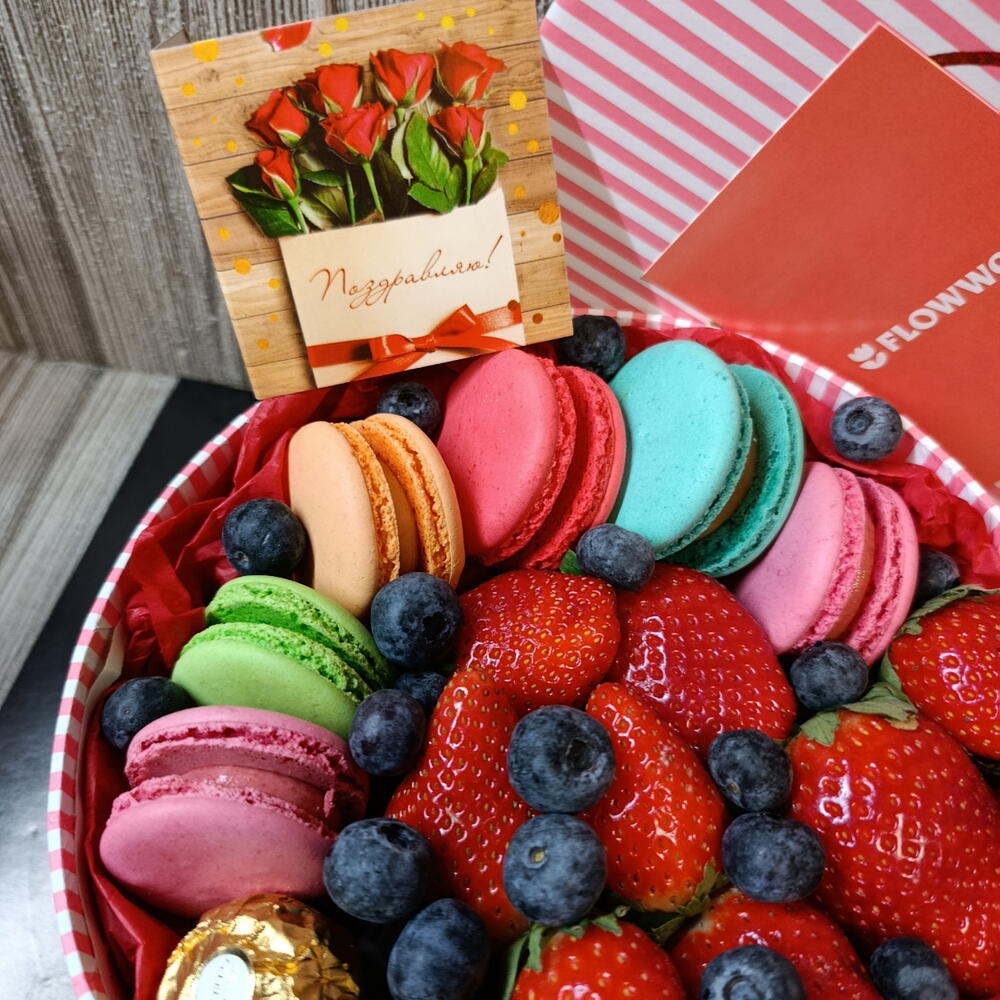Клубника и макаронс🍓