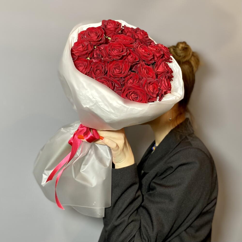 Классика 🌹 Воздушный букет красных кустовых роз (9 шт)
