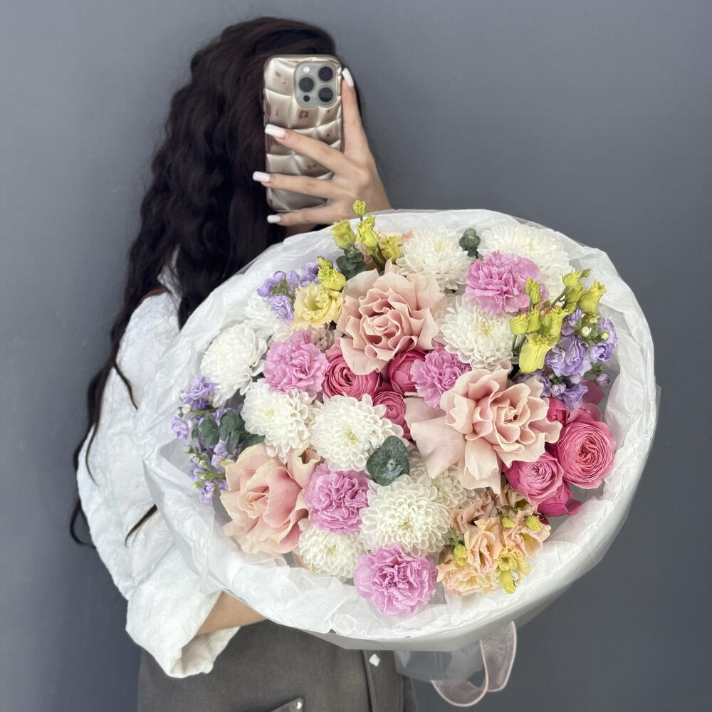 Авторский букет💐 с Француской Розой Пинк Мондиаль💕 сиреневой маттиолой💜и розовыми диантусами🩷