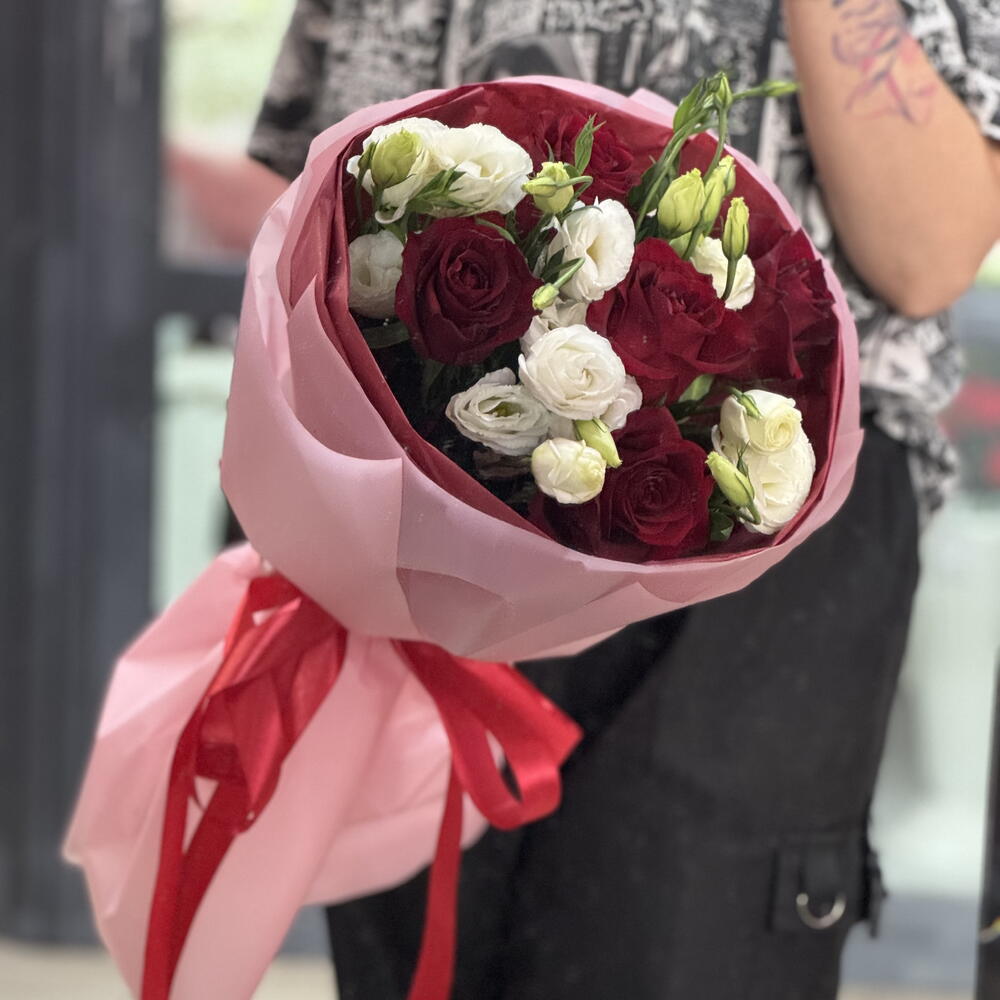 Букет из красных роз и эустомы