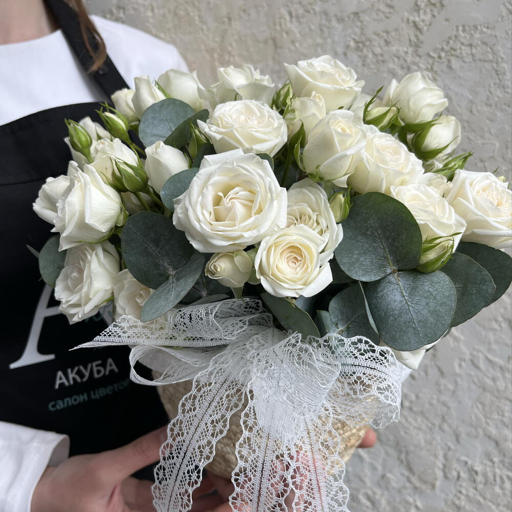 Плетёная корзинка с белыми розами и эвкалиптом