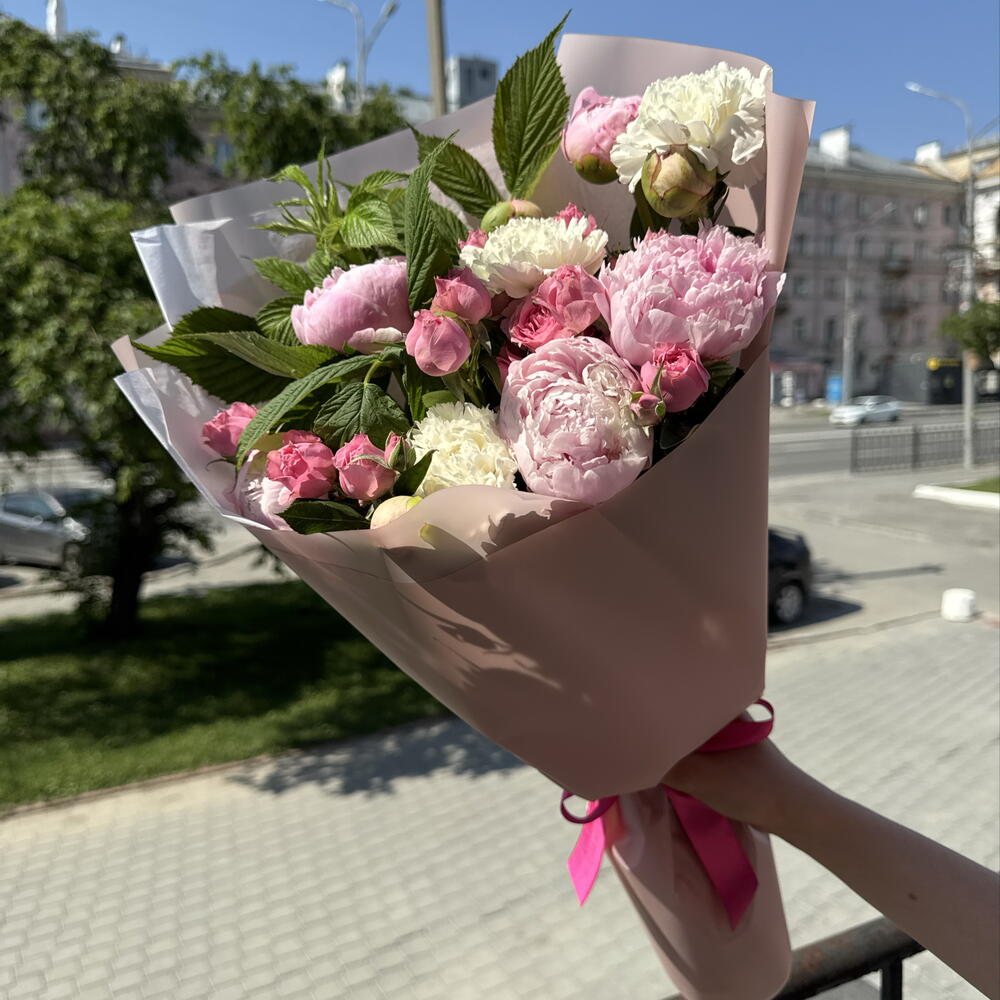 Букет из кустовых пионов, ромашек и лимониума