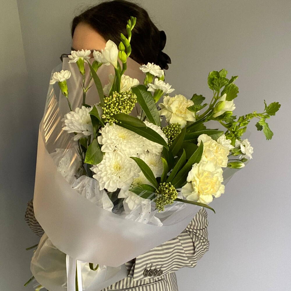 Тропик💚 Букет из молюцеллы, фрезии, скиммии, диантусов, хризантемы🤍