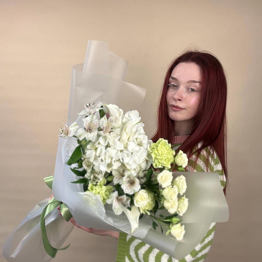 Сборный букет с каллами гортензией и кустовой розой