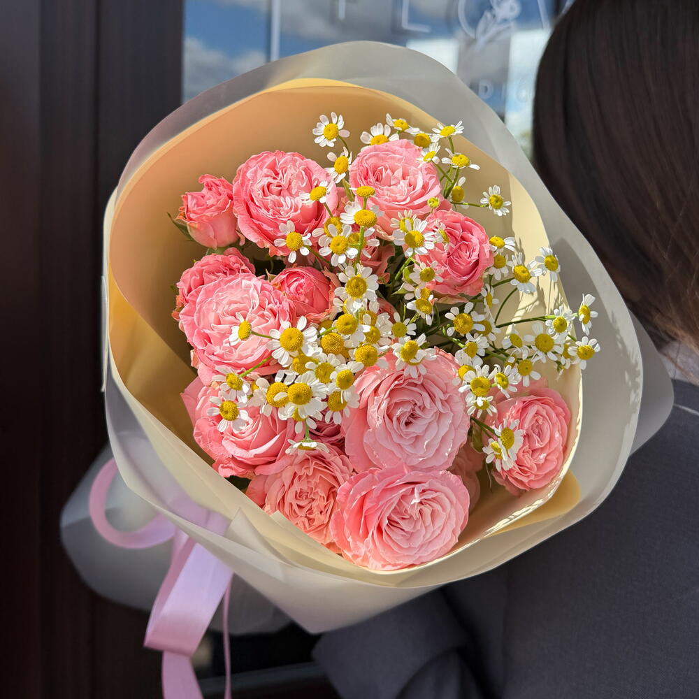Летний букет с ромашками и розами «Нежное утро»