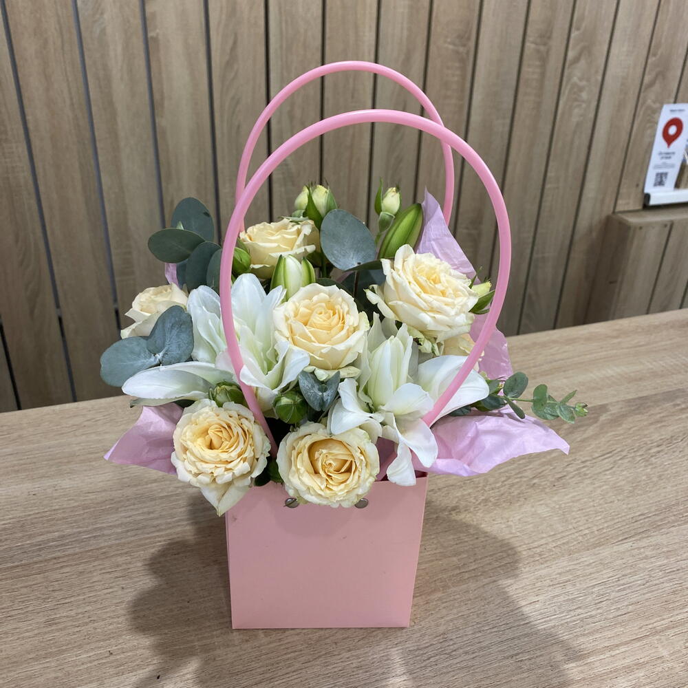 Цветочная Композиция с Лилией и Кремовыми Розами🌸