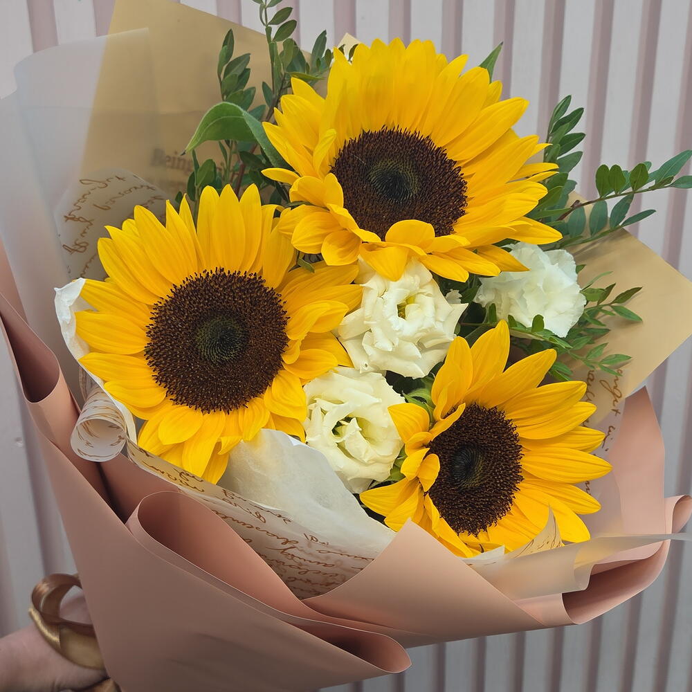 Букет 💐 подсолнухи с эустомой в оформлении