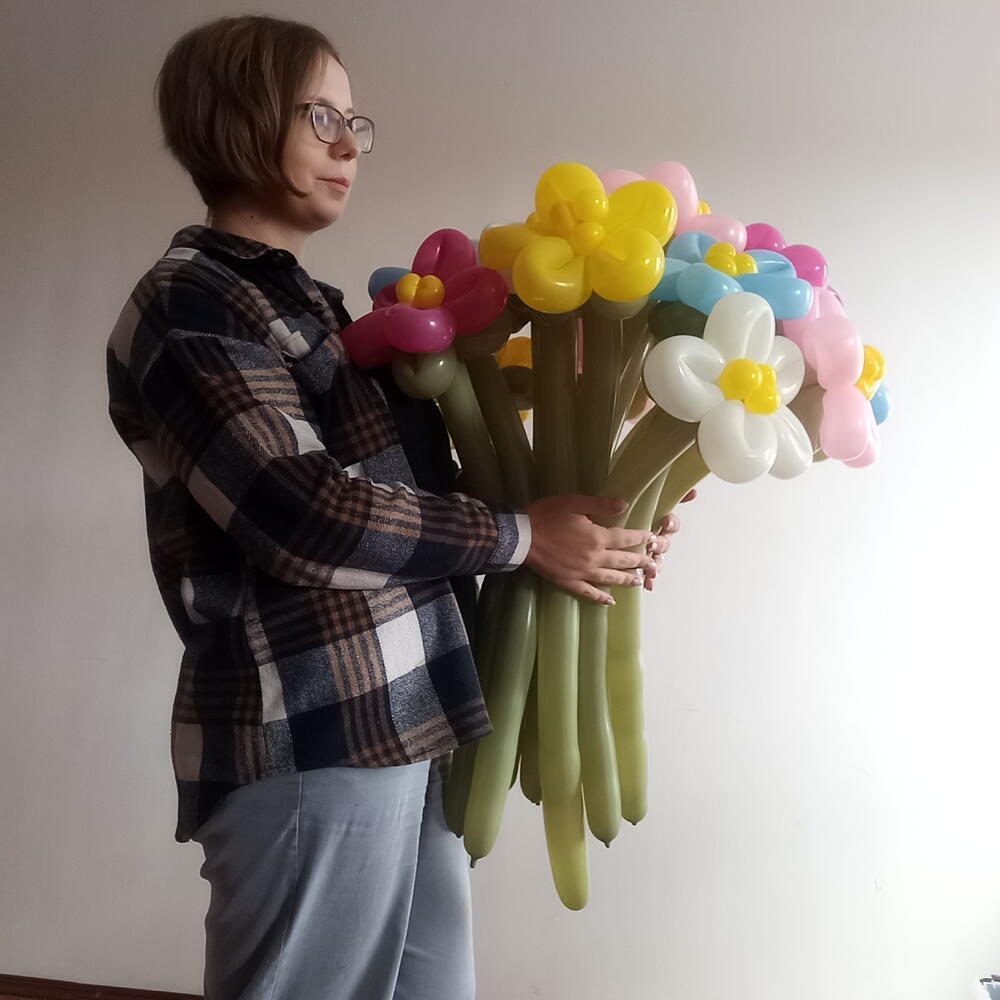 Шикарный букет для девушки из шаров ромашки разноцветные 15 штук