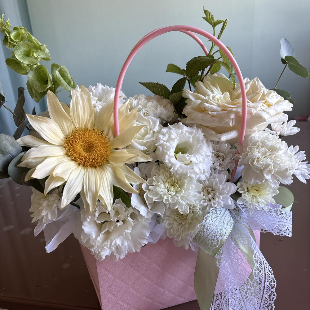 Композиция из эустомы белой,роз канделайт, подсолнуха,белых диантусов💕🌸