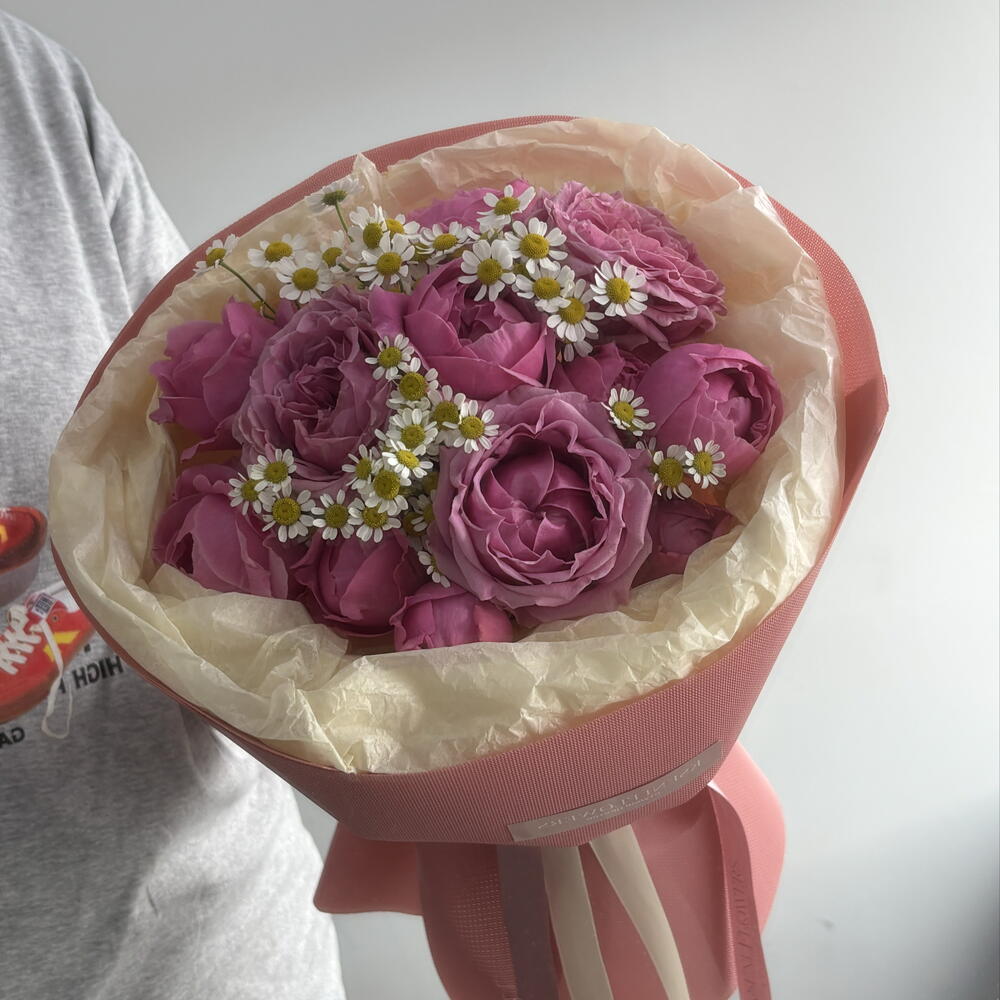 комплимент с пионовидными розами и ромашками