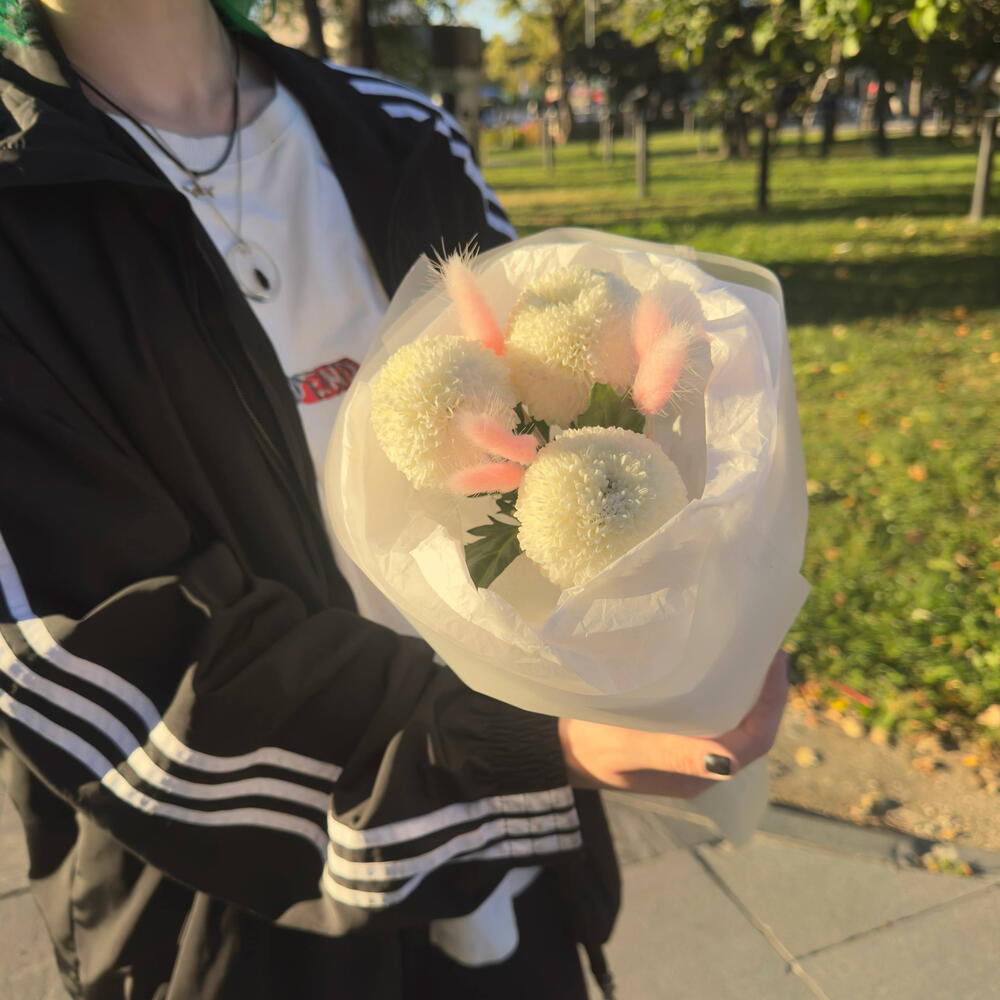 Букет-комплимент  Mini Pearl 💕 3 хризантемы Момоко с лагурусом в белом