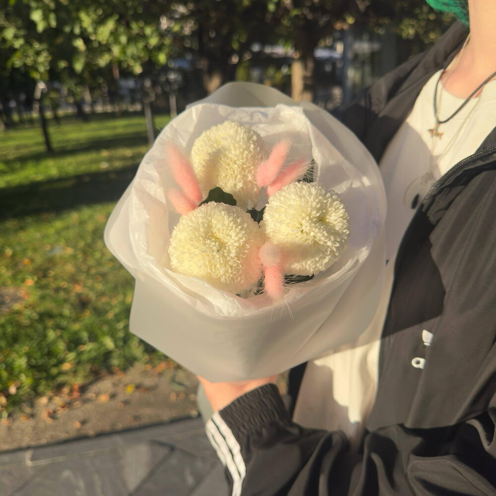 Букет-комплимент  Mini Pearl 💕 3 хризантемы Момоко с лагурусом в белом