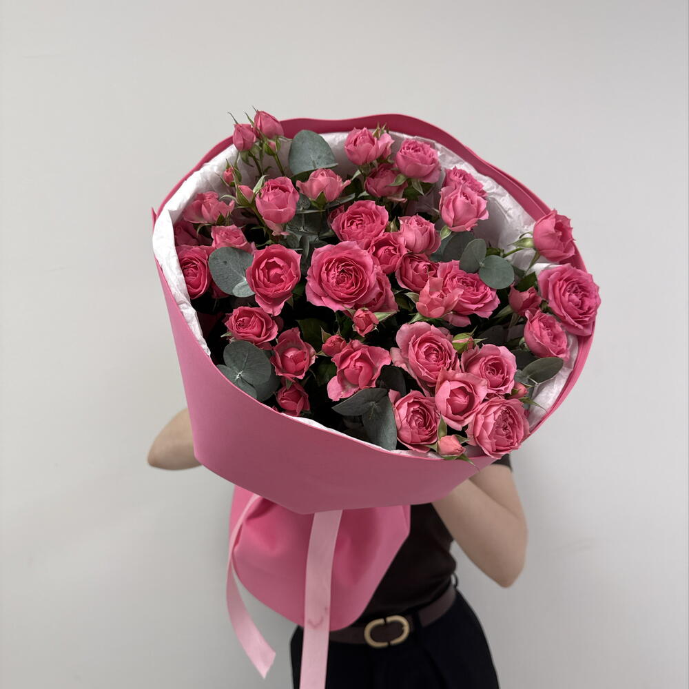 Нежный букет из кустовых роз с эвкалиптом🌸