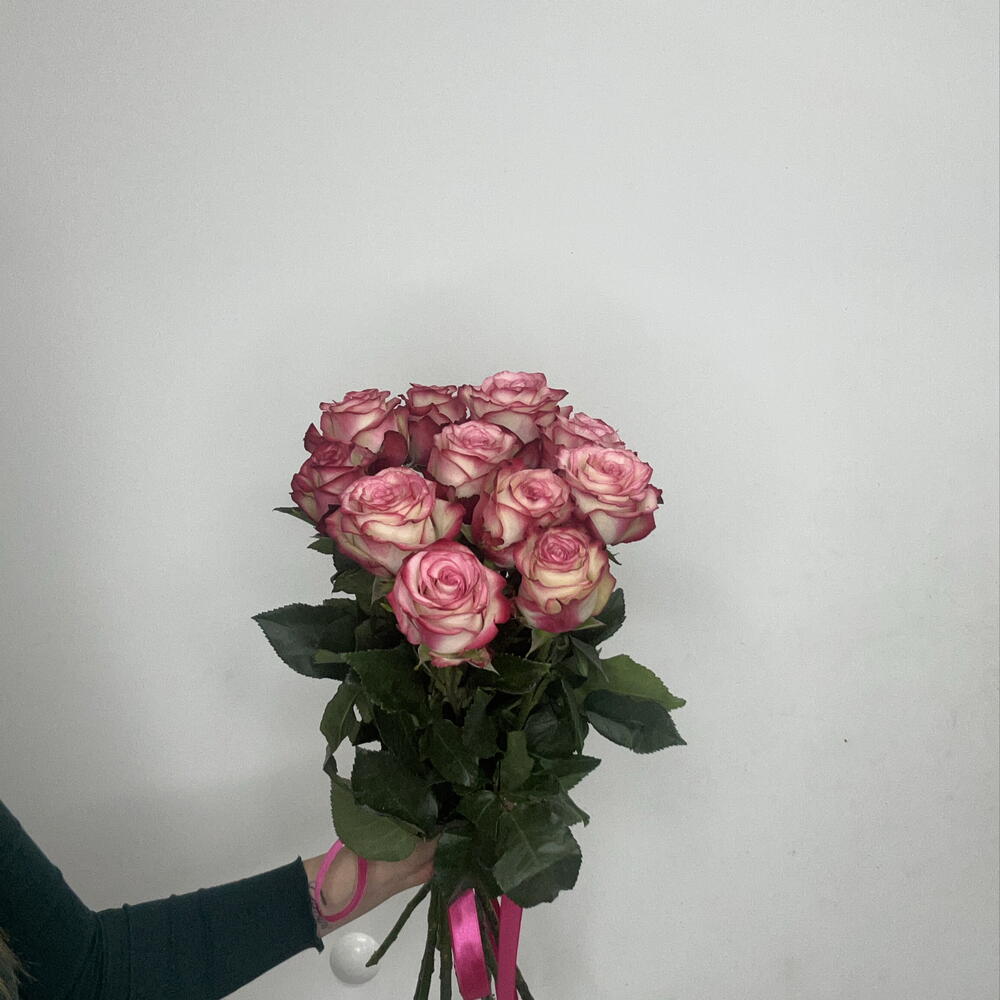 11 розовых роз