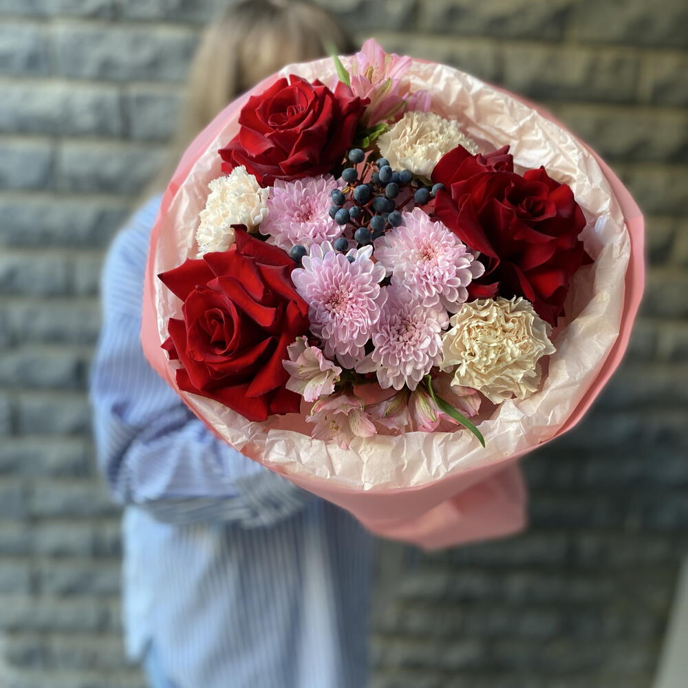 Букет ягодка  🍓 Роза диантусы альстермерия хризантема