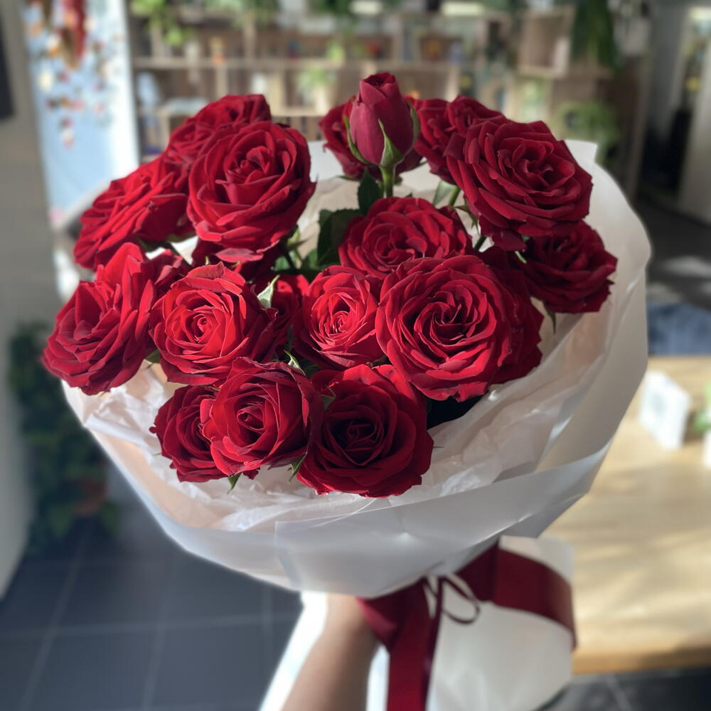 Букет с красными кустовыми розами