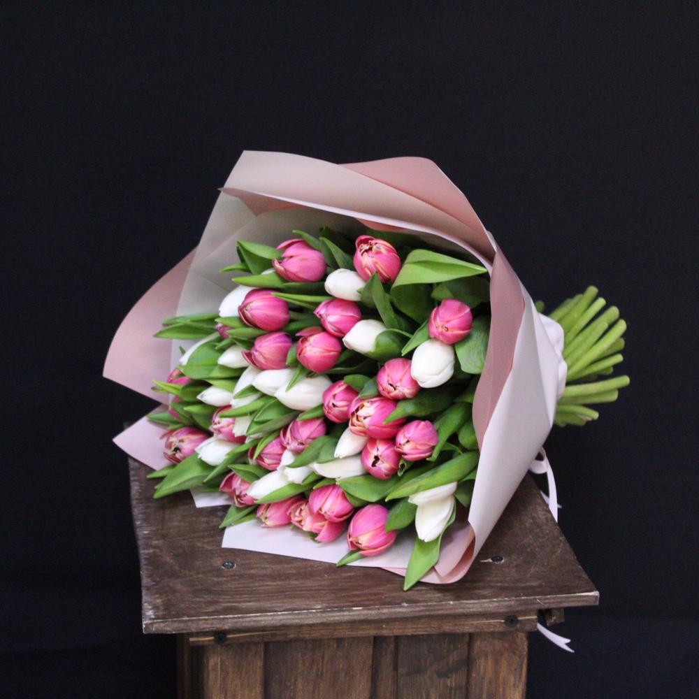 Mono bouquet 45 из 51 тюльпана микс сортов Royal Virgin и Columbus