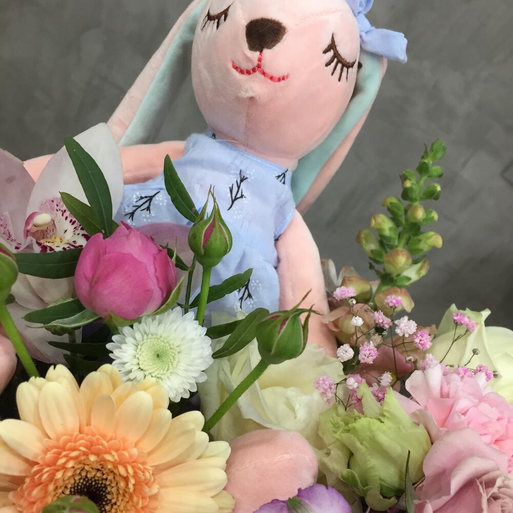 Коробочка с цветами и игрушкой