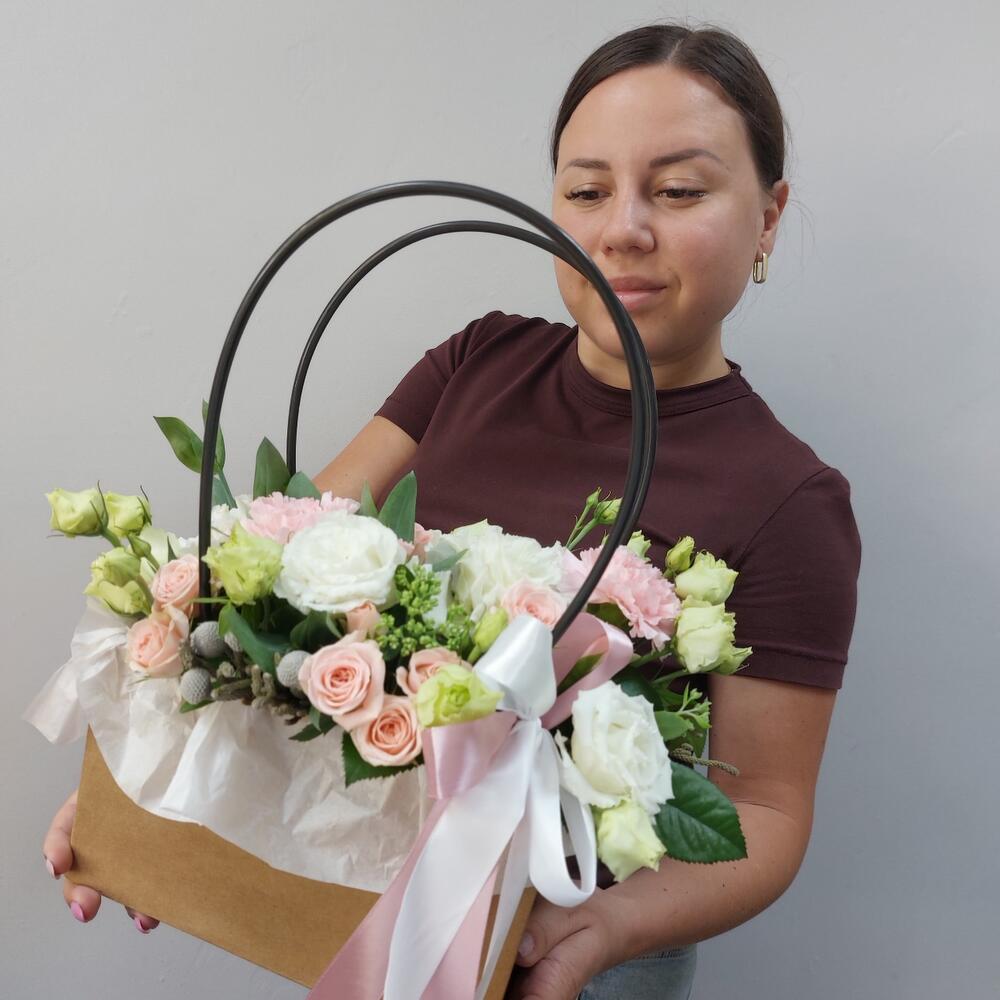 Сумочка с кустовыми розами и эустомой, Цветы и подарки в Воронеже ...