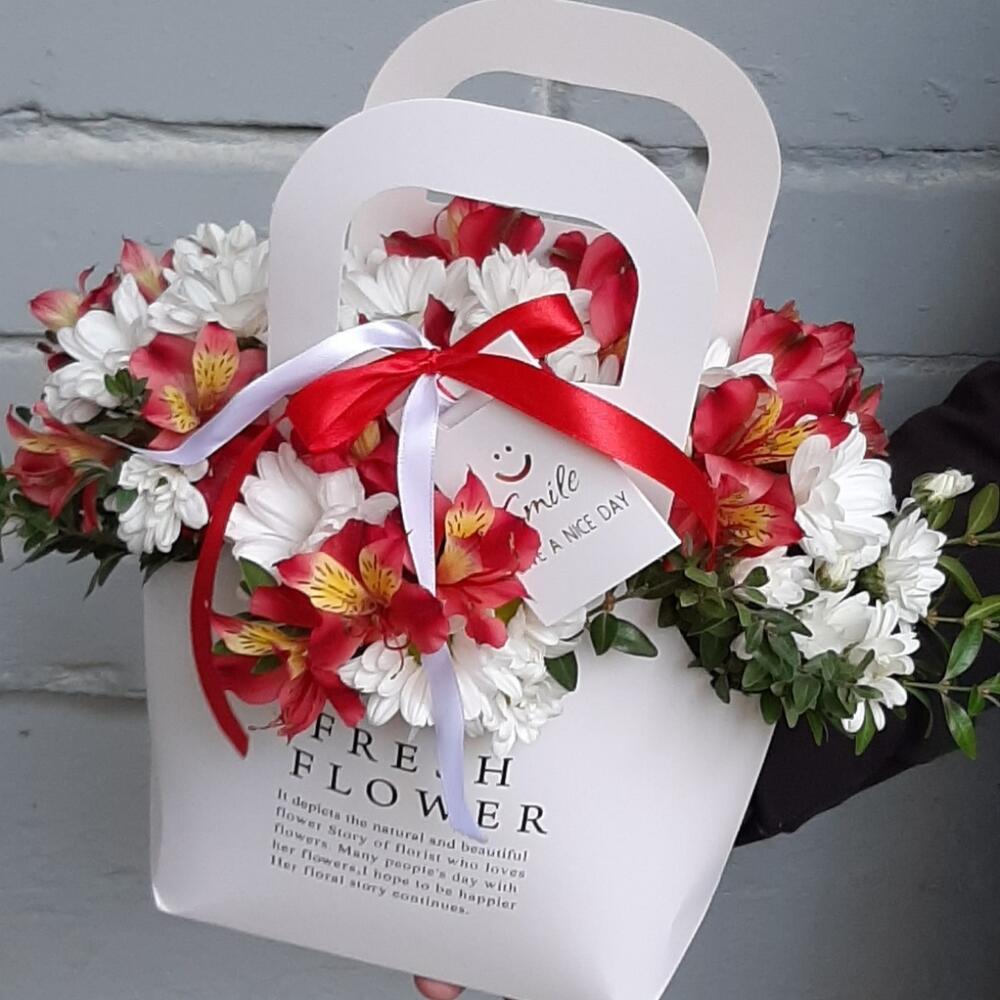 Цветочная композиция с альстромерией и ромашками