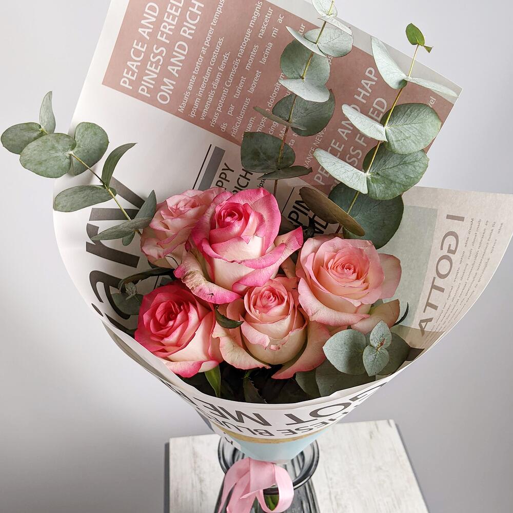 5 pink roses