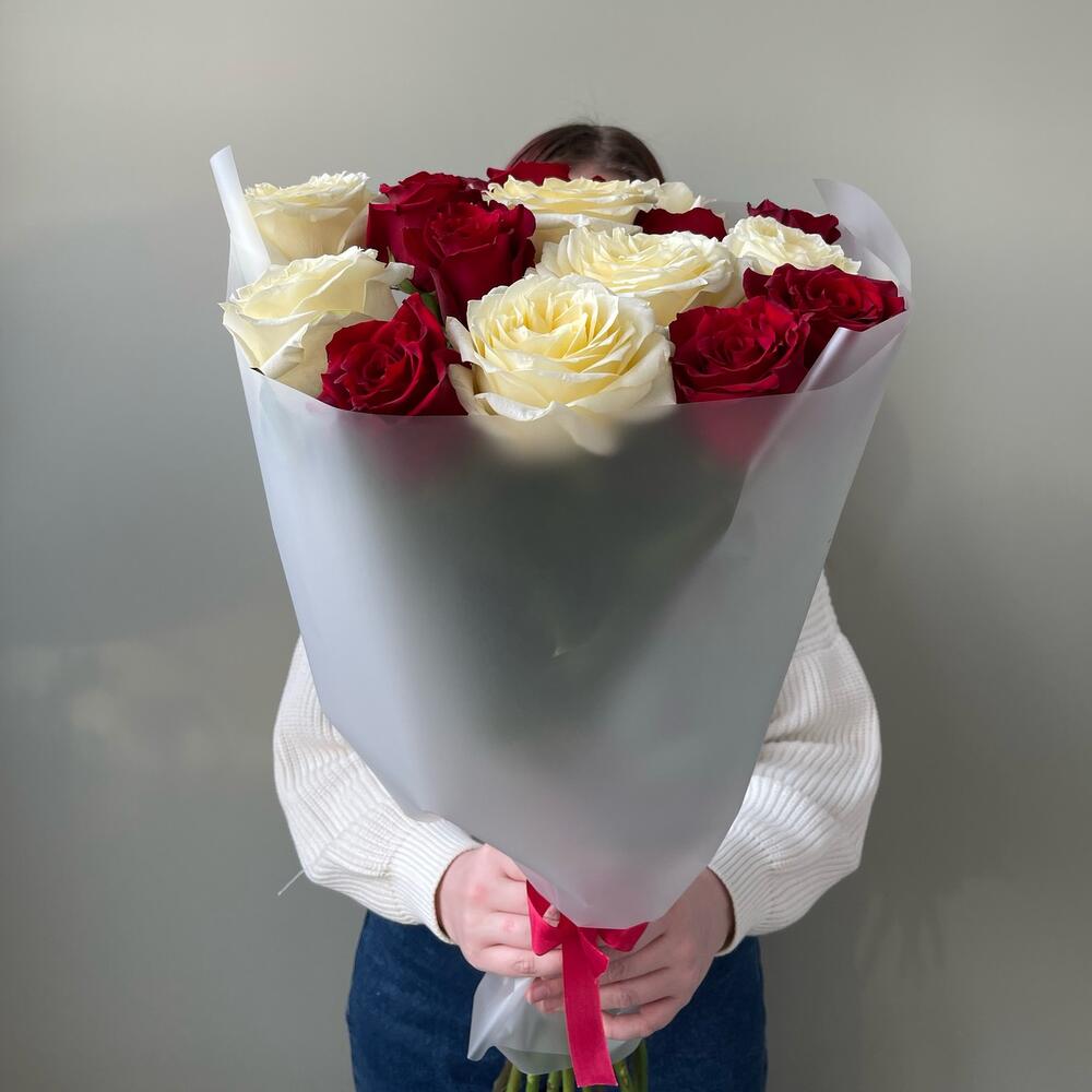 15 пионовидных роз