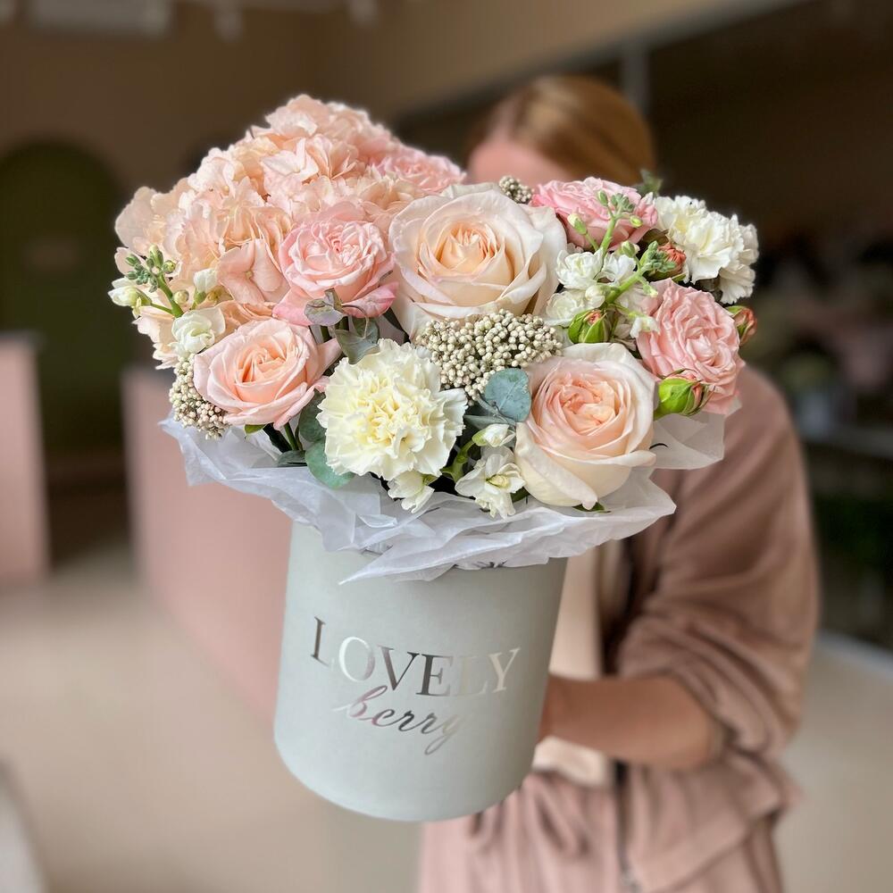 Пионовидные розы и гортензия в шляпной коробке