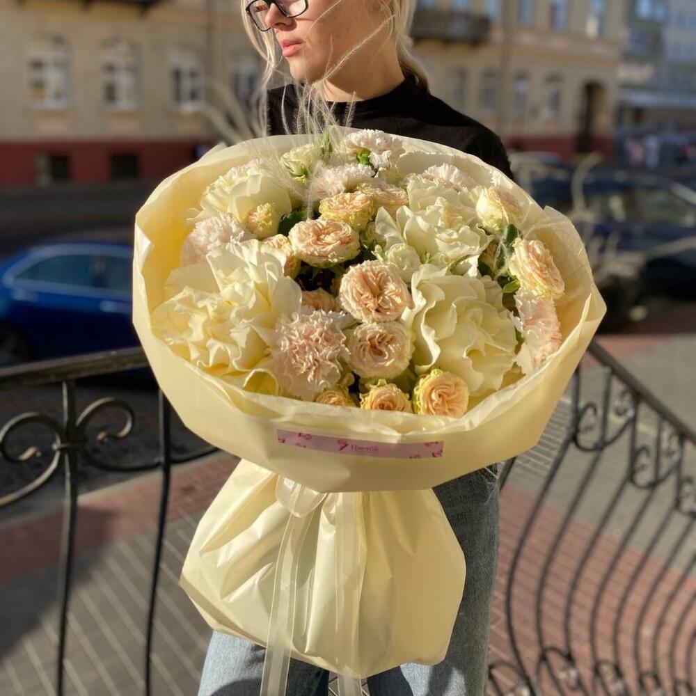 Букет Дыхание(французская роза, кустовая роза, диантусы, стифа)