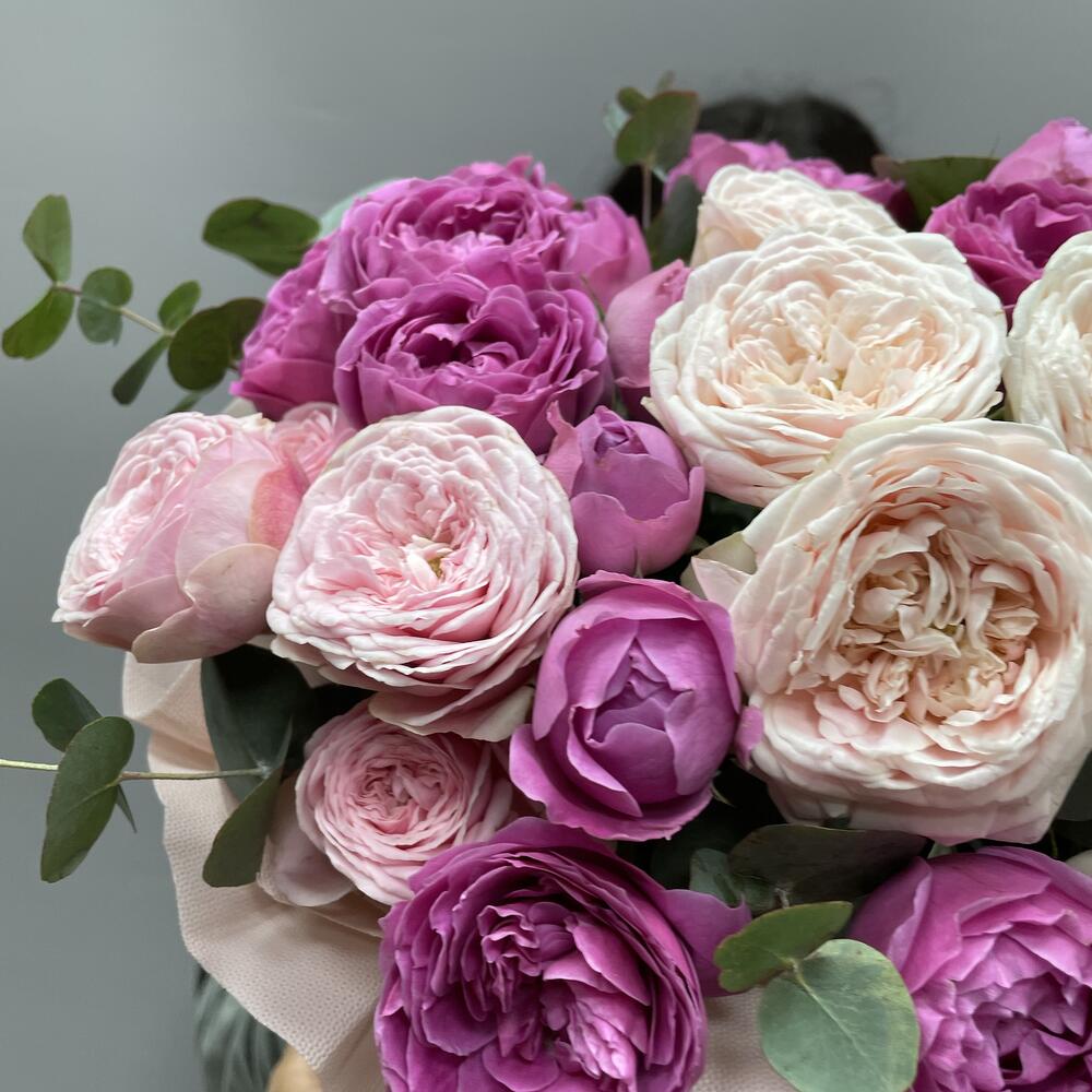 Композиция в шляпной коробке из пионовидной розы микс 💕