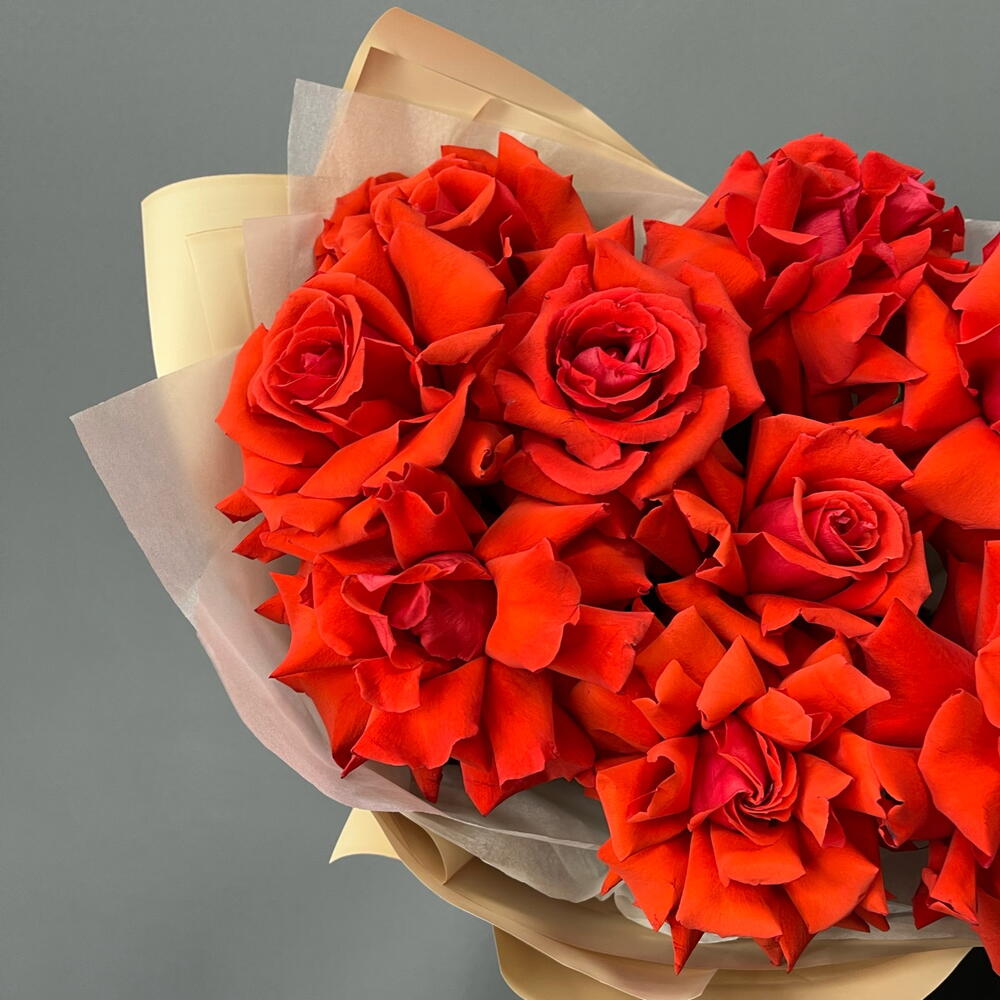 🌹 Букет «Алое Сердце» Элегантный букет из 9 французских роз сорта Нина — это воплощение страсти и утончённости