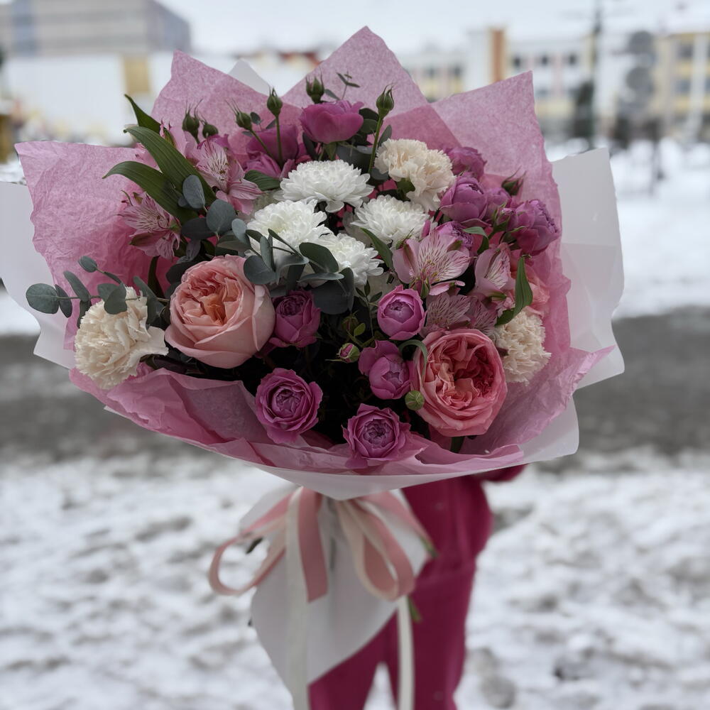 Букет «Поэма» из пионовидных роз Пинк, кустовых роз, альстромерий, диантусов, хризантем и эвкалипта