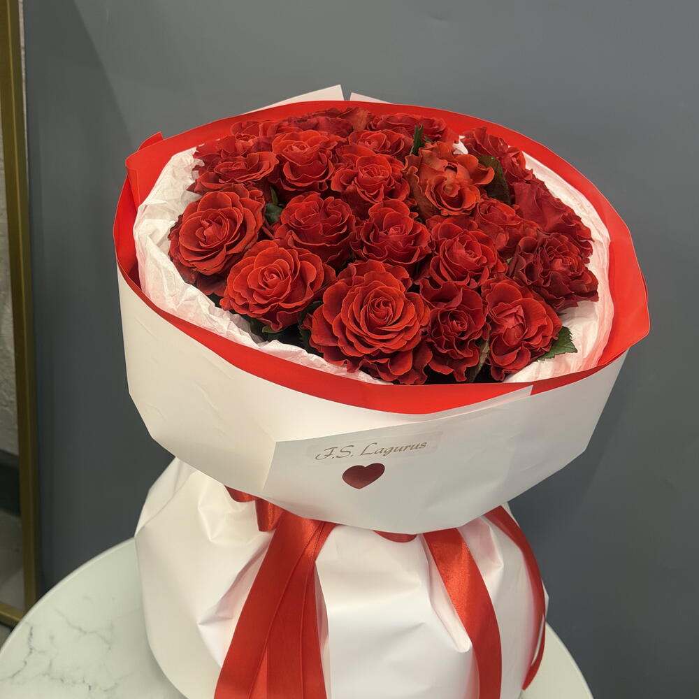 Букет алых роз 21