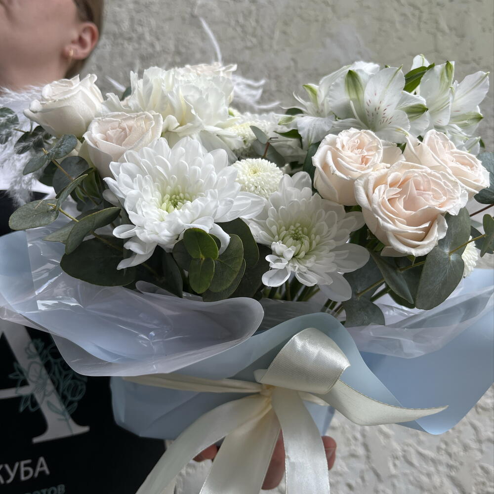 Нежная композиция с пионовидными розами, альстромерией, хризантемой и эвкалиптом