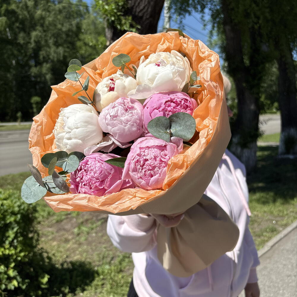 7 пионов с эвкалиптом