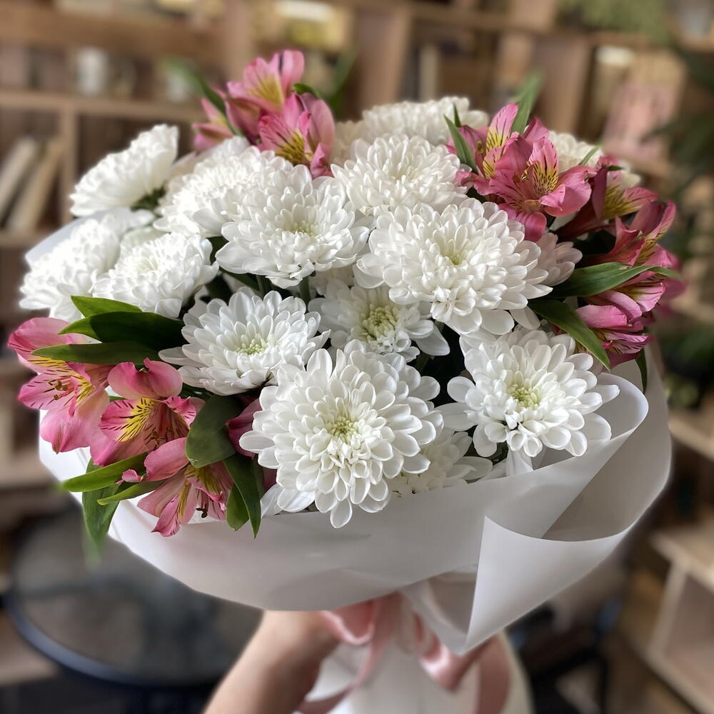 Букет с кустовой хризантемой и альстромерией « soft bloom »