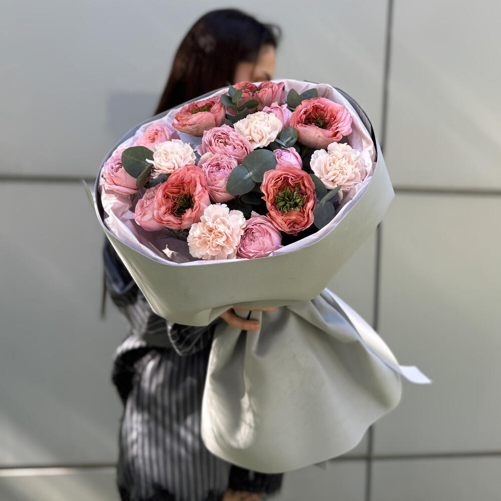 Эксклюзивный букет «Гармония оттенков 🌸🎀»из пион роз сорта Мондарин , диантусов ,кустовые розы Джульетта 🩷