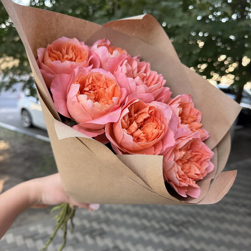 7 пионовидных роз