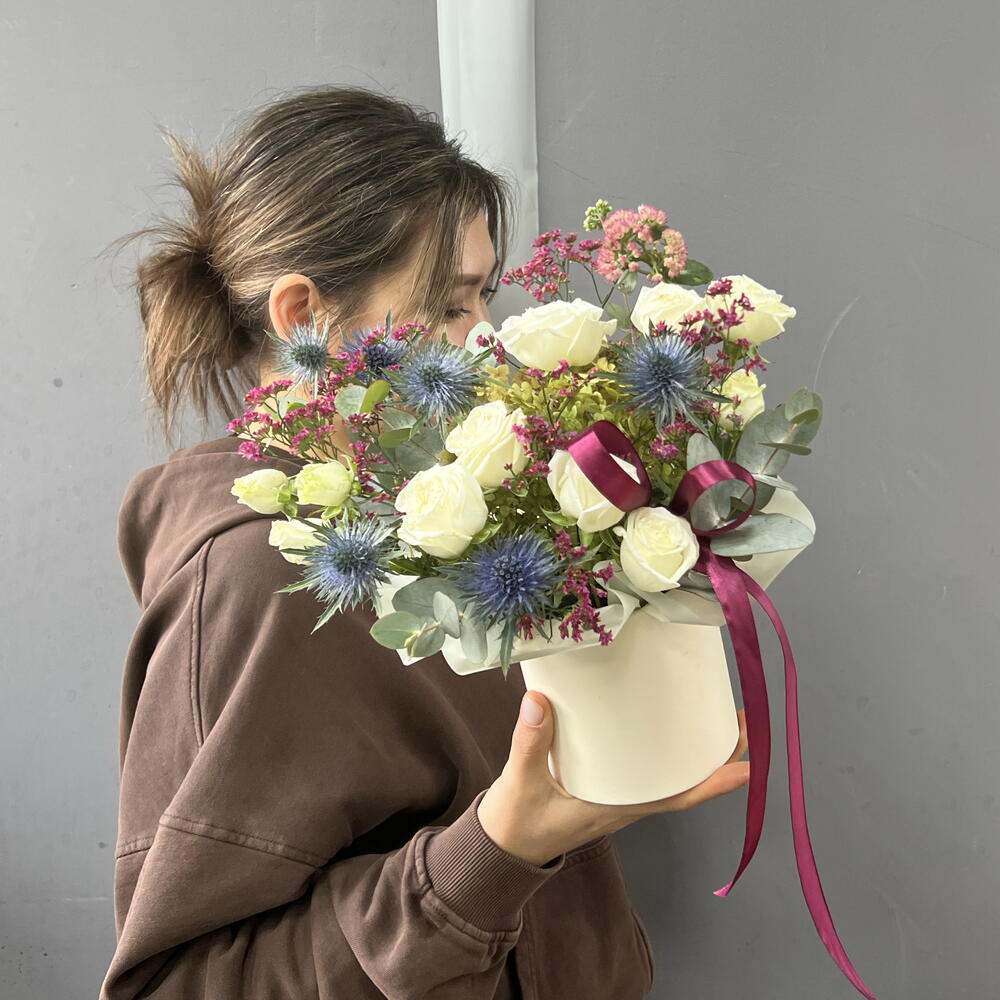 Композиция в шляпной коробке с садовыми цветами 🌸