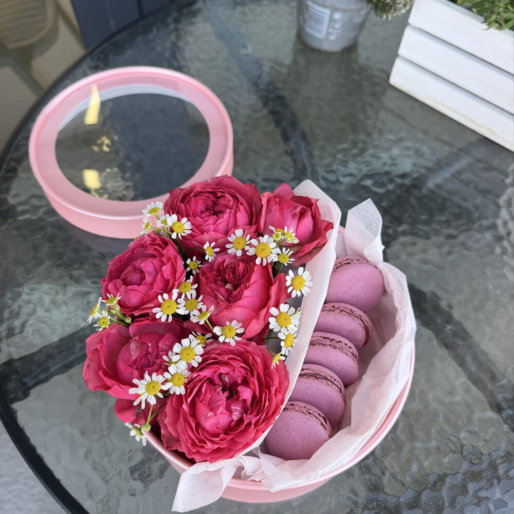 Коробочка с макаронс и розой Джульетта