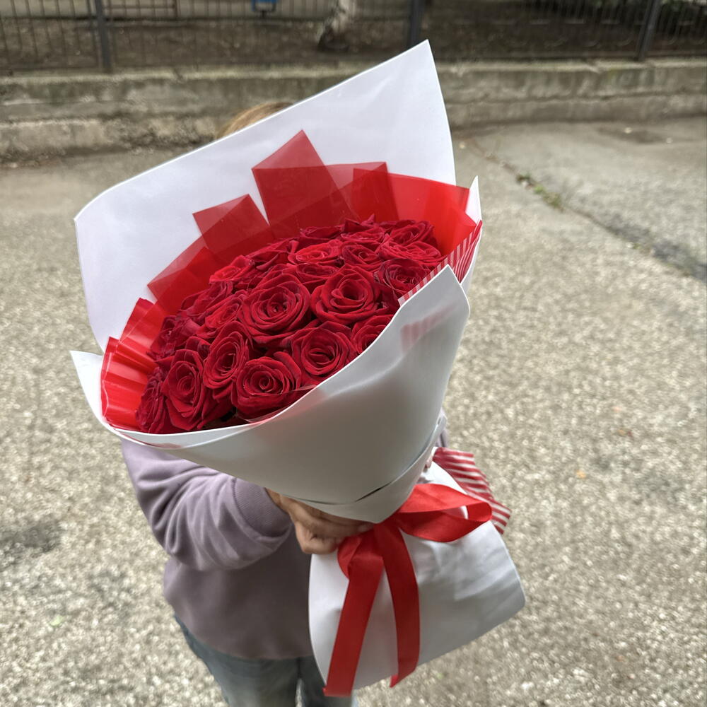 Букет из алых роз
