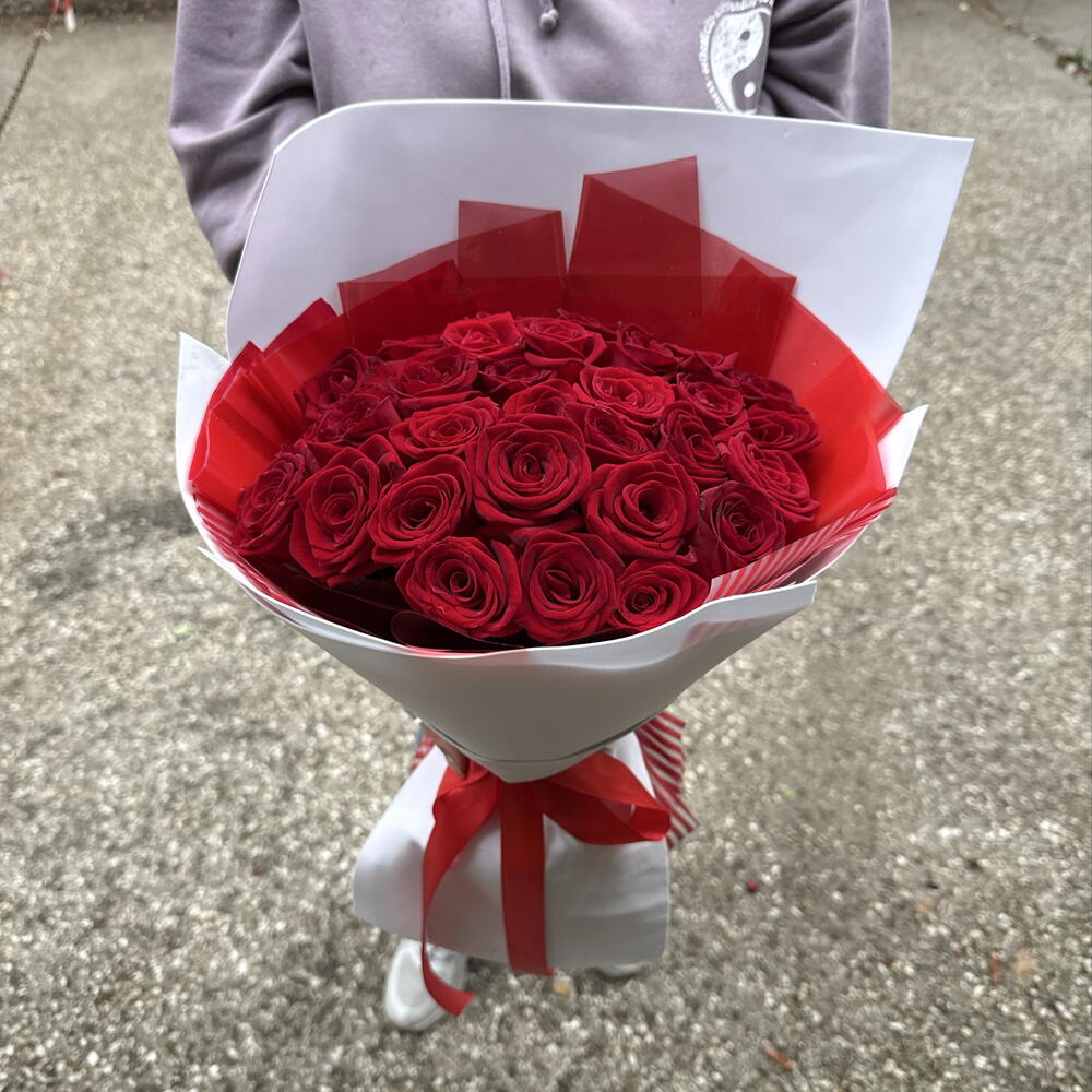 Букет из алых роз