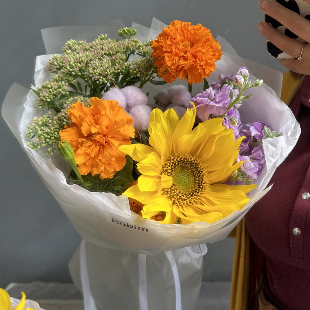 Букет с подсолнухом, бархатцами и маттиолой 🌻