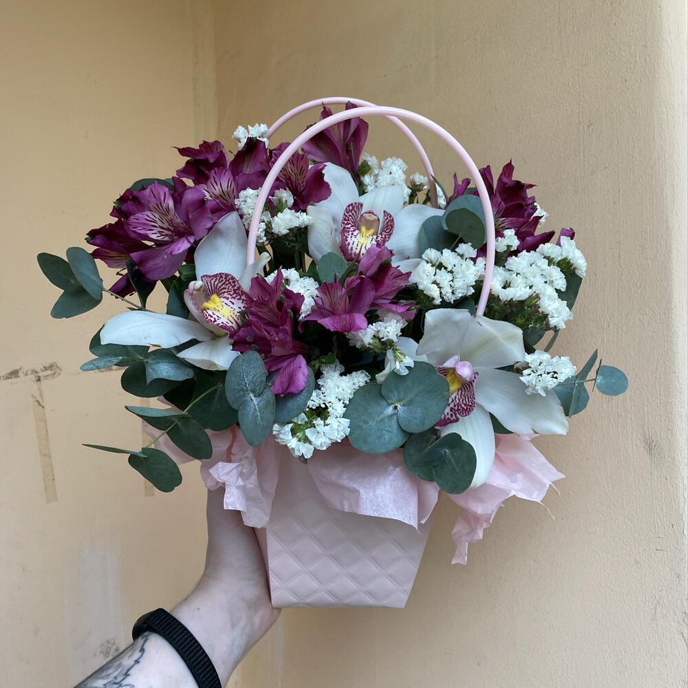 Сумочка лиловая 🍇 «акцент осени» в составе орхидеи, альстромерия LILAC, статица и эвкалипт CINEREA