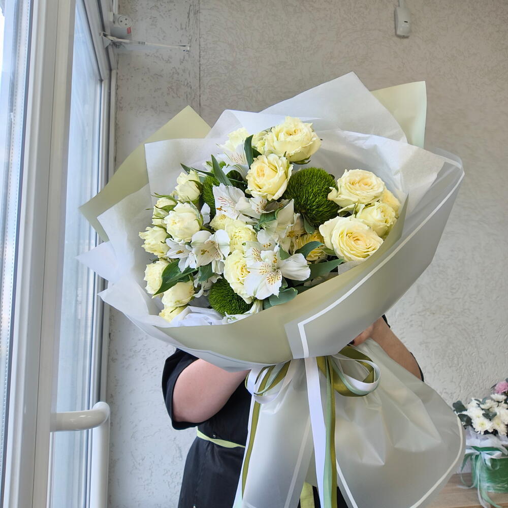 Букет из кустовых роз , альстромерии и гвоздики мох ( 501)