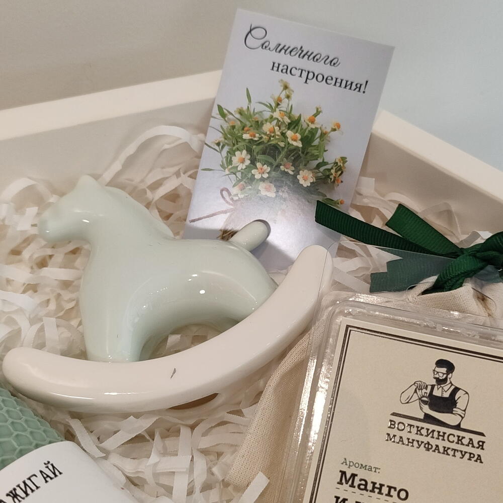 Подарочный набор со свечой, статуэткой и аромасаше