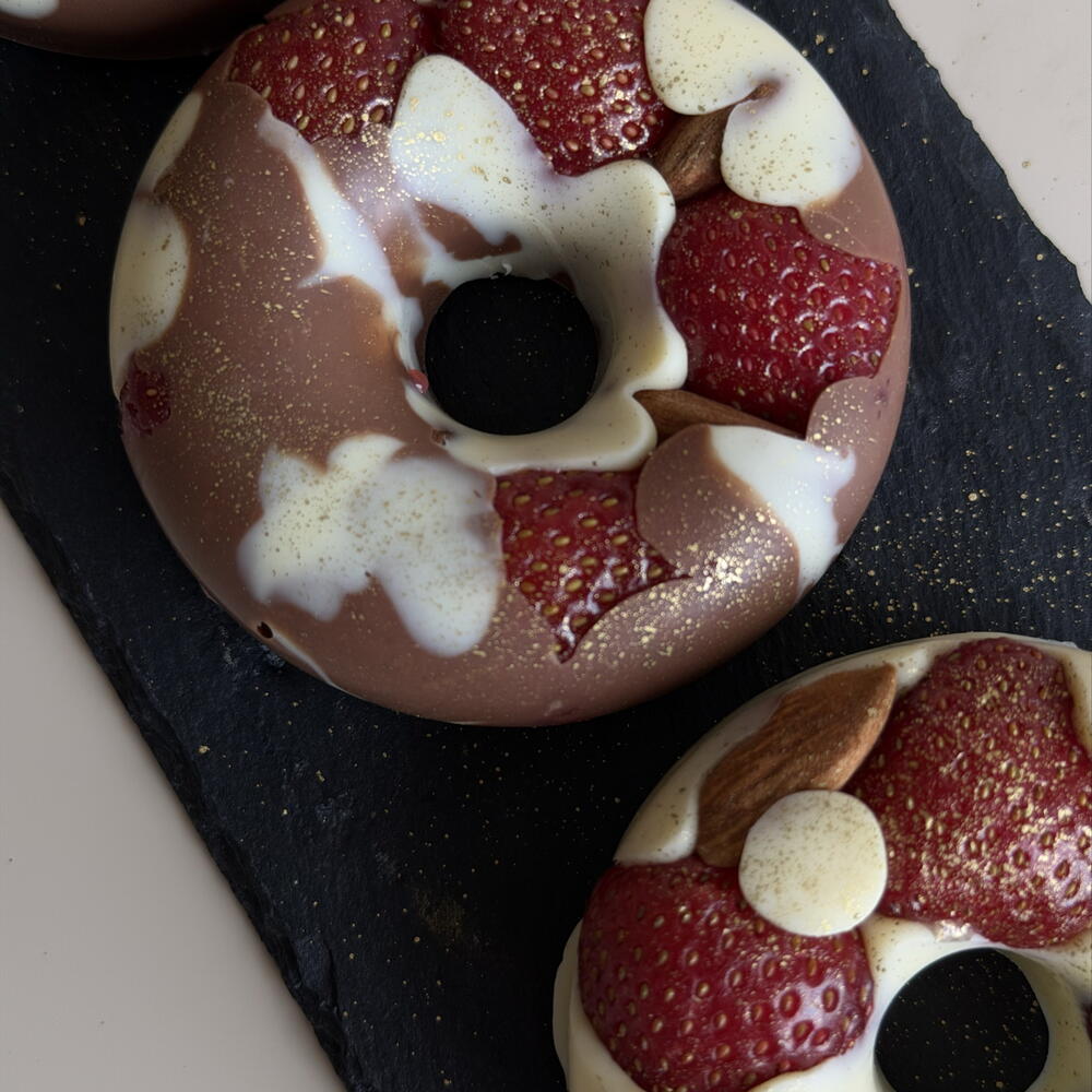 BERRY CHOCO DONUT